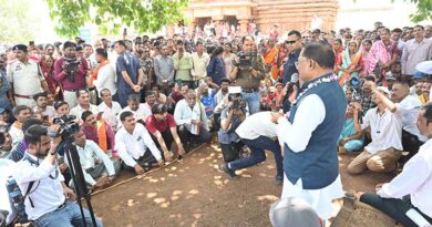 सहसपुर में मुख्यमंत्री का आकस्मिक दौरा, बरगद की छांव में लगी चौपाल
