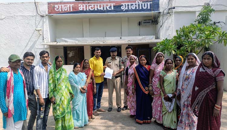 टोनाटार में अवैध शराब बिक्री के खिलाफ महिलाओं ने भाटापारा ग्रामीण थाना में ज्ञापन सौंपा