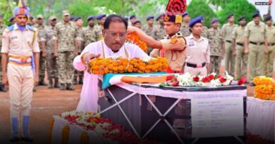 नक्सल मुठभेड़ में शहीद हुए मेहुल भाई को मुख्यमंत्री ने दी श्रद्धांजलि, पार्थिव देह को कंधा देकर दी अंतिम विदाई