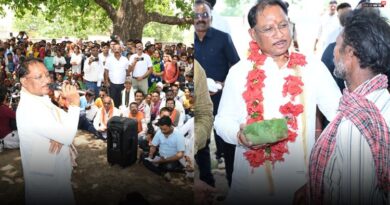 चुकतीपानी गांव में अचानक उतरे मुख्यमंत्री विष्णुदेव साय, ग्रामीणों से सीधे संवाद कर सुनी समस्याएं