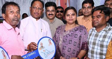 रिमझिम बारिश के बीच मुख्यमंत्री पहुंचे धमतरी के समाधान शिविर में,