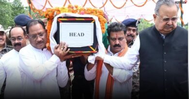 मुख्यमंत्री ने शहीद एएसपी आकाश राव गिरपुंजे को दी श्रद्धांजलि, कंधा देकर दी अंतिम विदाई