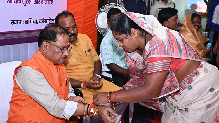 रक्षाबंधन पर पत्रकारों और हितग्राही बहनों ने मुख्यमंत्री विष्णु देव साय को बांधी राखी