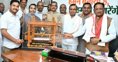 राष्ट्रीय हथकरघा दिवस पर बुनकर समाज ने मुख्यमंत्री से की भेंट
