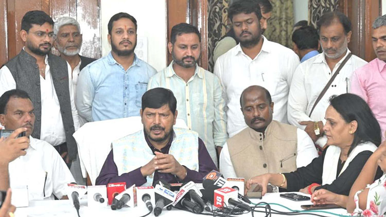 सामाजिक न्याय योजनाओं की समीक्षा के लिए केंद्रीय राज्य मंत्री रामदास अठावले रायपुर पहुंचे