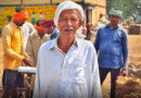 बालोद जिले में बुजुर्ग किसान कोल्हु राम साहू ने समर्थन मूल्य पर धान विक्रय की प्रक्रिया की सराहना की