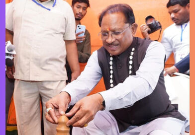 कुम्हार के चाक पर मुख्यमंत्री विष्णु देव साय ने गढ़ा दीया और कलश, पारंपरिक शिल्प को दिया सम्मान