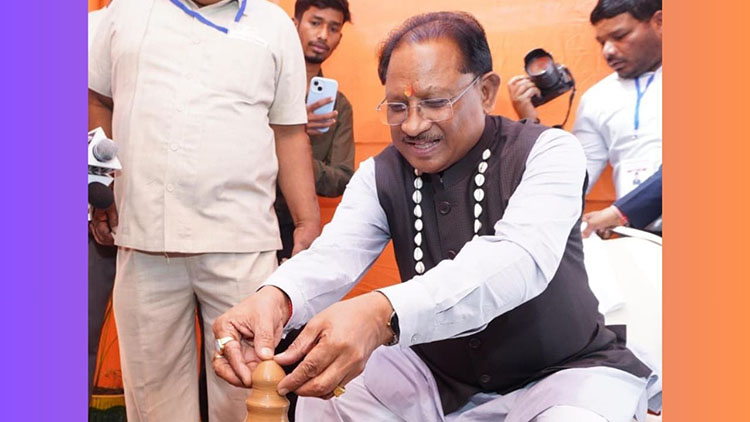 कुम्हार के चाक पर मुख्यमंत्री विष्णु देव साय ने गढ़ा दीया और कलश, पारंपरिक शिल्प को दिया सम्मान
