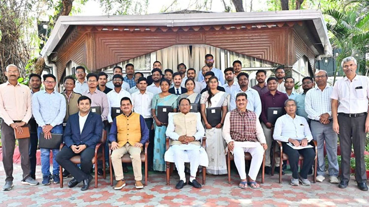 मुख्यमंत्री विष्णु देव साय ने 30 नव चयनित खनि निरीक्षकों को सौंपे नियुक्ति पत्र