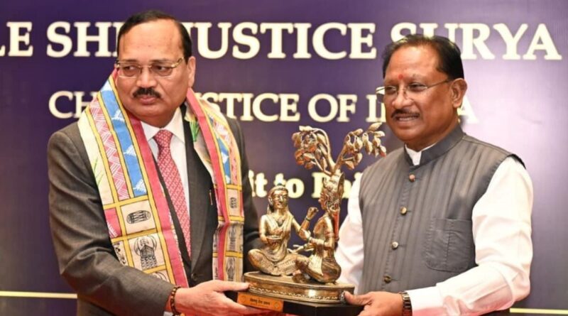 रायपुर में मुख्यमंत्री विष्णु देव साय ने भारत के मुख्य न्यायाधीश सूर्यकांत का किया स्वागत