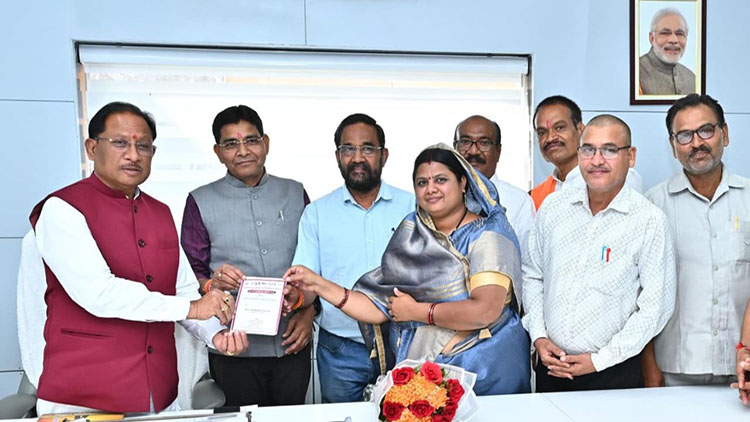 मुख्यमंत्री से मनवा कुर्मी क्षत्रिय समाज के प्रतिनिधिमंडल की मुलाकात, महाअधिवेशन का दिया निमंत्रण