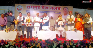 मुख्यमंत्री ने किया आईएएस तैयारी पर आधारित पुस्तक का विमोचन