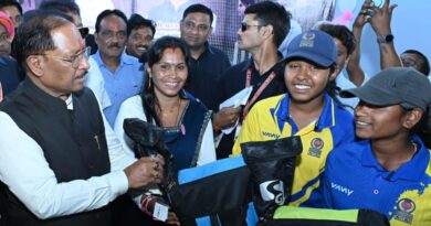 इचकेला की बालिका क्रिकेट टीम से मुख्यमंत्री विष्णु देव साय की मुलाकात, खिलाड़ियों को क्रिकेट किट देकर किया सम्मानित