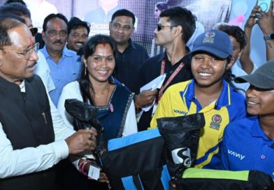 इचकेला की बालिका क्रिकेट टीम से मुख्यमंत्री विष्णु देव साय की मुलाकात, खिलाड़ियों को क्रिकेट किट देकर किया सम्मानित