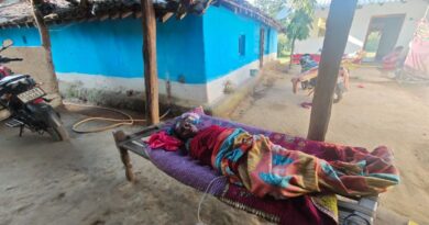 मानवता की मिसाल: गंभीर बीमार महिला को बाइक से लाए पति, प्रशासन ने तुरंत दिलाया इलाज