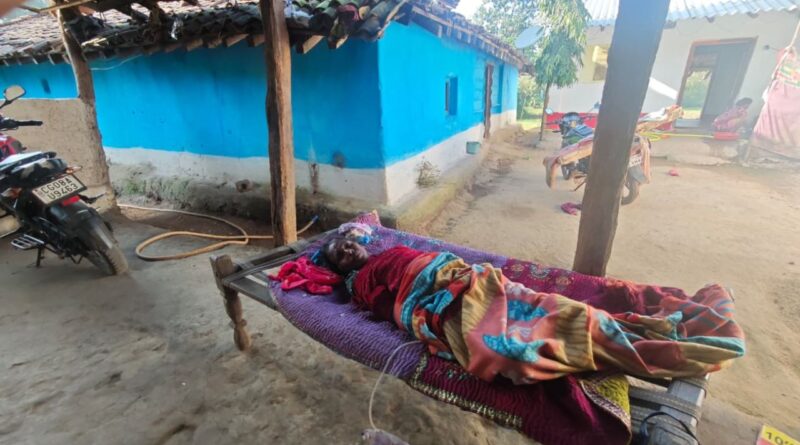 मानवता की मिसाल: गंभीर बीमार महिला को बाइक से लाए पति, प्रशासन ने तुरंत दिलाया इलाज