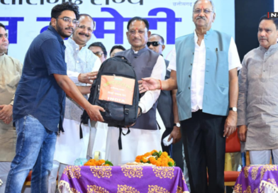 मुख्यमंत्री विष्णु देव साय ने हज यात्रियों को सौंपे फर्स्ट एड किट, सुरक्षित यात्रा की दी शुभकामनाएं