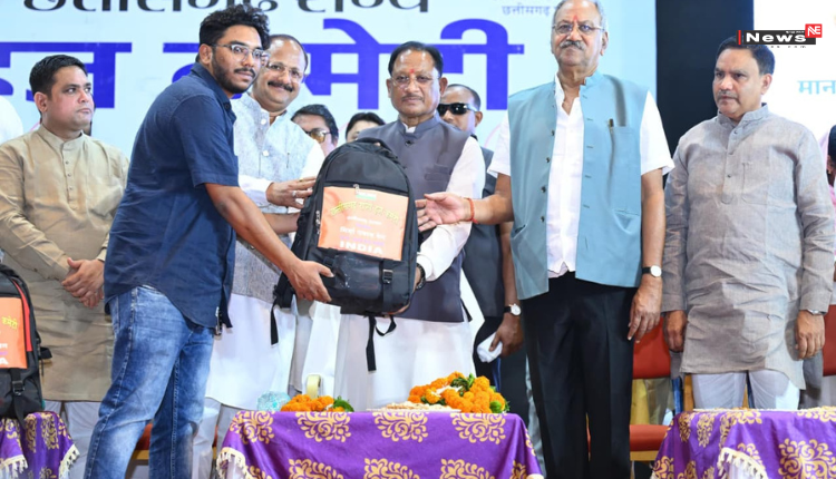 मुख्यमंत्री विष्णु देव साय ने हज यात्रियों को सौंपे फर्स्ट एड किट, सुरक्षित यात्रा की दी शुभकामनाएं